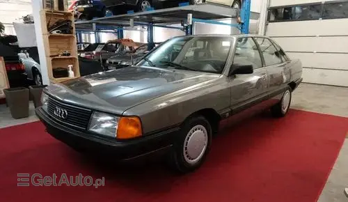 AUDI 100 