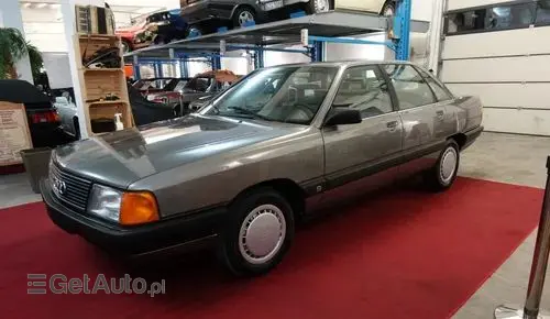 AUDI 100 