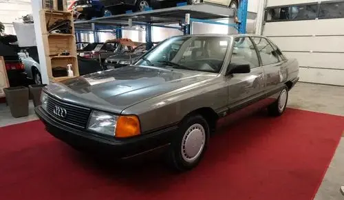 AUDI 100 