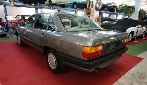 AUDI 100 