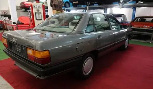 AUDI 100 