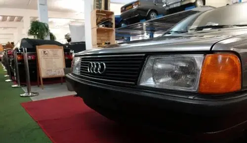 AUDI 100 