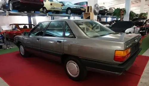 AUDI 100 