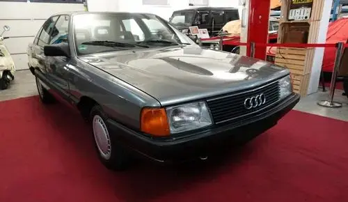 AUDI 100 