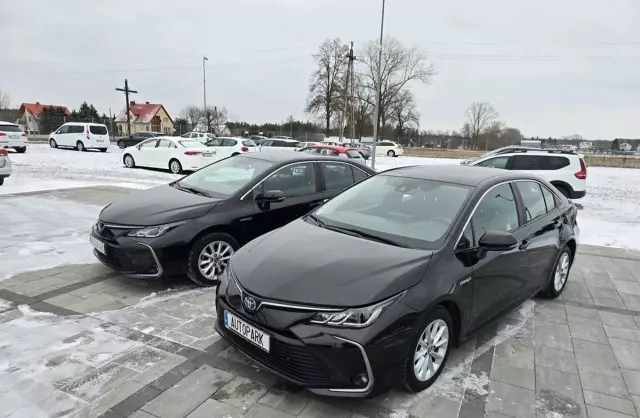 TOYOTA Corolla 1.8i (140 KM) CVT
