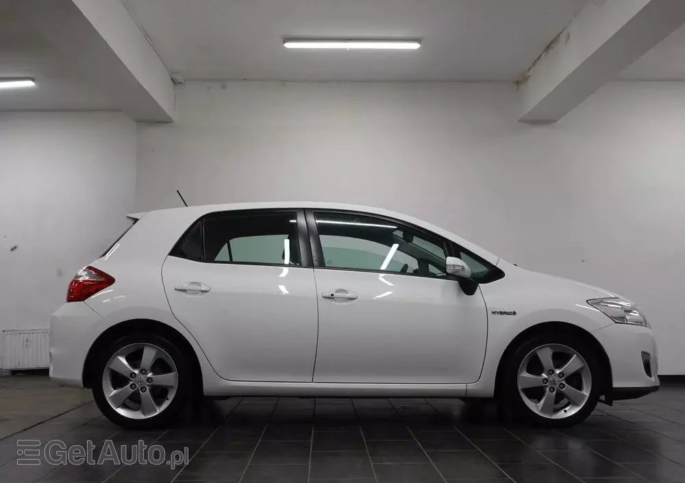 TOYOTA Auris 1.8 HSD Luna