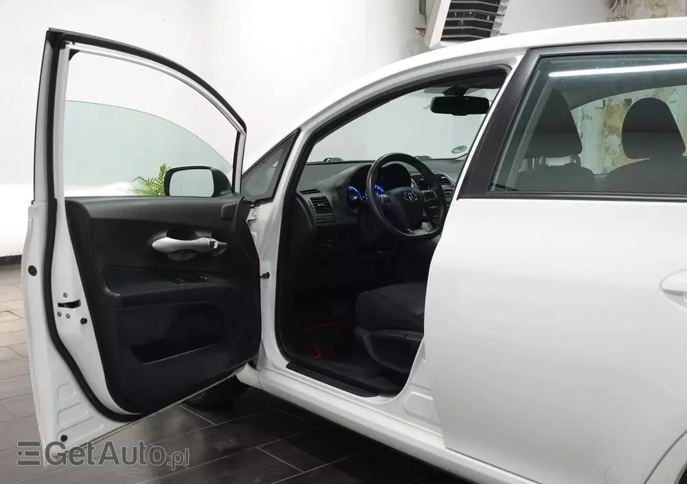 TOYOTA Auris 1.8 HSD Luna