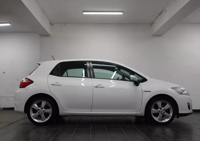 TOYOTA Auris 1.8 HSD Luna