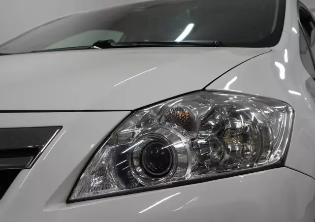 TOYOTA Auris 1.8 HSD Luna