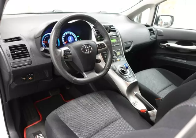 TOYOTA Auris 1.8 HSD Luna