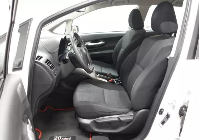 TOYOTA Auris 1.8 HSD Luna