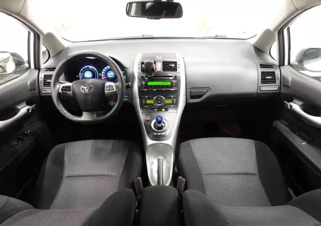 TOYOTA Auris 1.8 HSD Luna