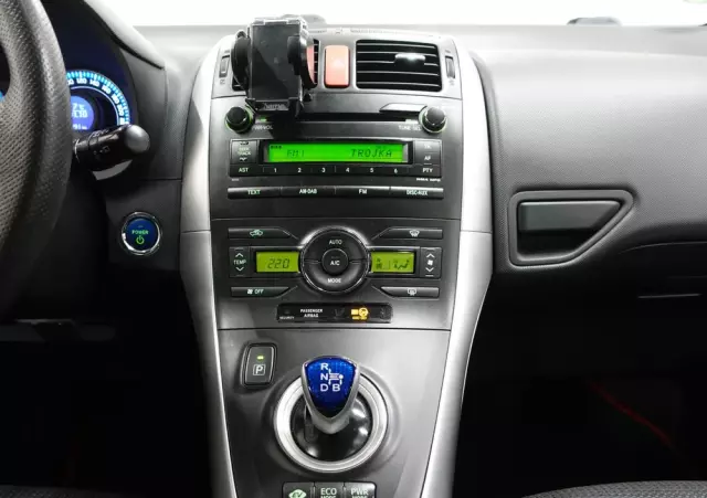 TOYOTA Auris 1.8 HSD Luna