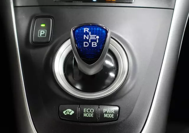 TOYOTA Auris 1.8 HSD Luna