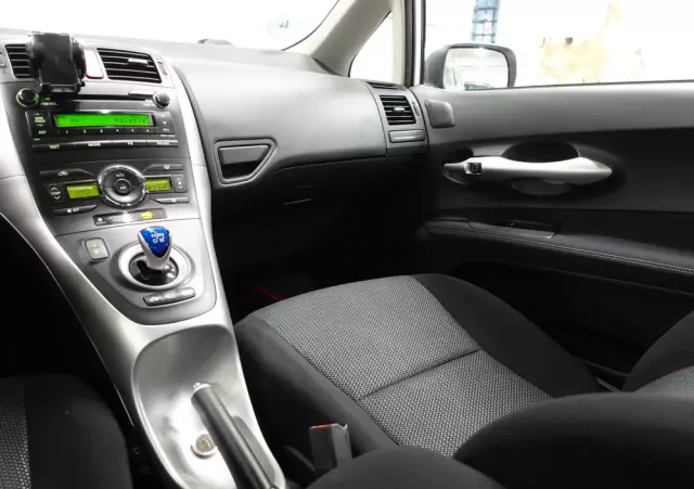 TOYOTA Auris 1.8 HSD Luna