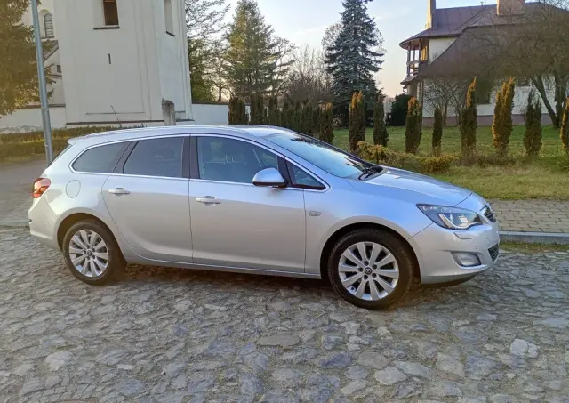 OPEL Astra 1.6 Turbo Cosmo