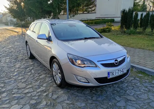OPEL Astra 1.6 Turbo Cosmo