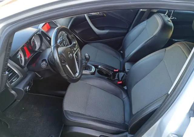 OPEL Astra 1.6 Turbo Cosmo