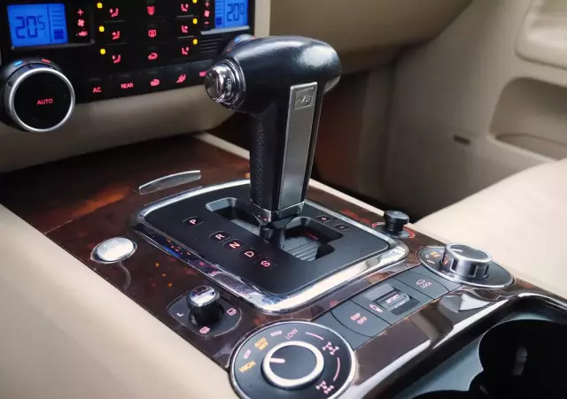 VOLKSWAGEN Touareg 4.2 V8 Automatik Individual