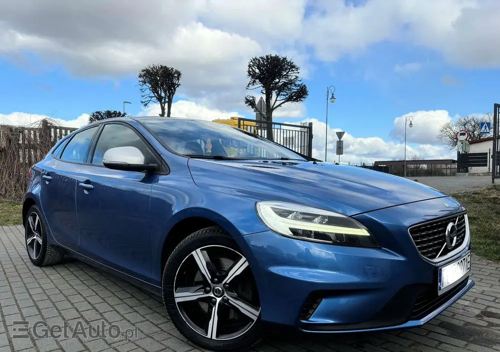 VOLVO V40 D2 Drive-E SCR R-Design Momentum