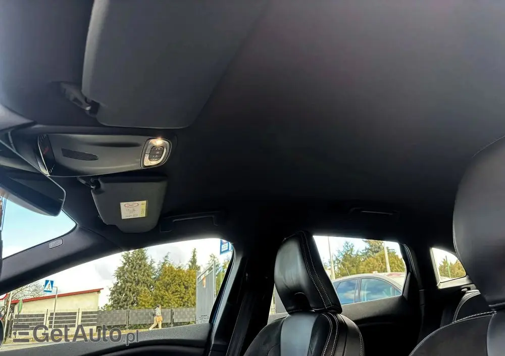 VOLVO V40 D2 Drive-E SCR R-Design Momentum