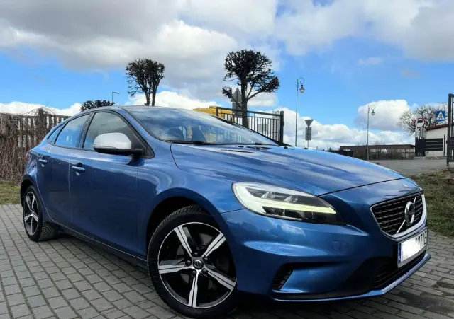 VOLVO V40 D2 Drive-E SCR R-Design Momentum