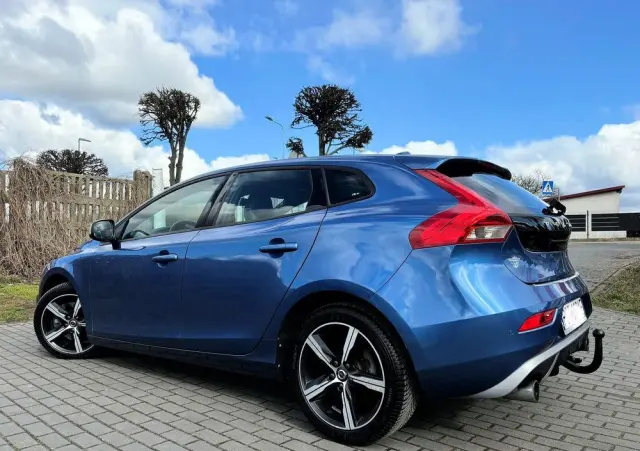 VOLVO V40 D2 Drive-E SCR R-Design Momentum