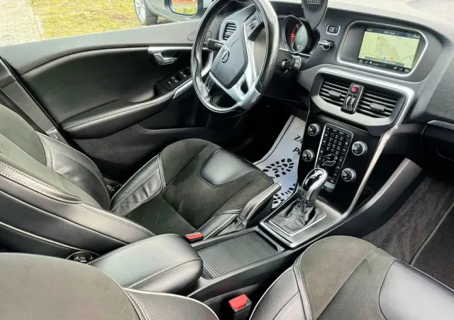 VOLVO V40 D2 Drive-E SCR R-Design Momentum