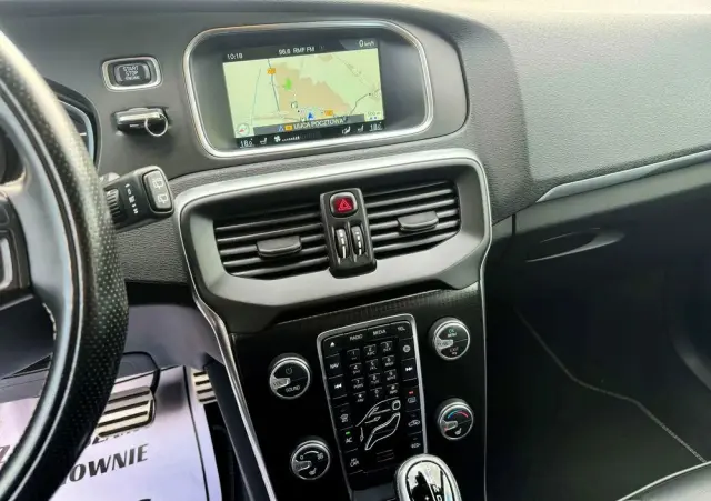 VOLVO V40 D2 Drive-E SCR R-Design Momentum