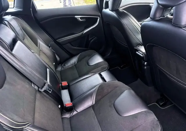 VOLVO V40 D2 Drive-E SCR R-Design Momentum