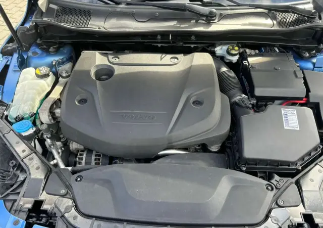 VOLVO V40 D2 Drive-E SCR R-Design Momentum
