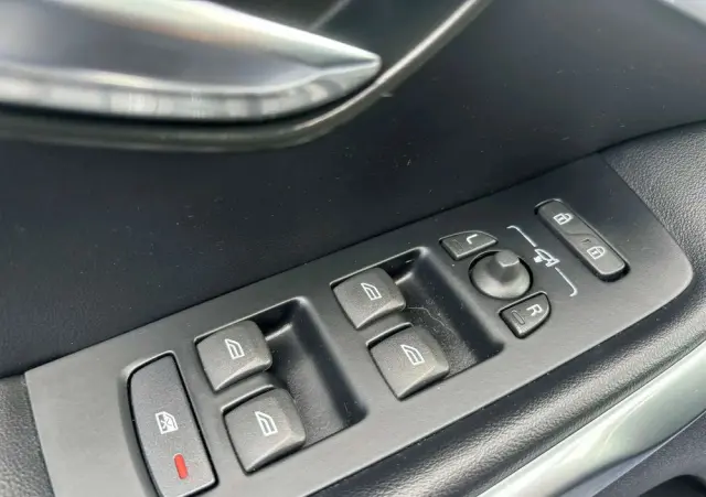 VOLVO V40 D2 Drive-E SCR R-Design Momentum