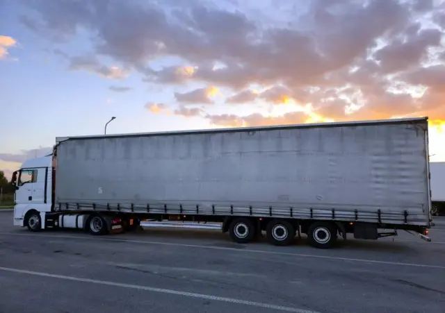 MAN TGX 18.440 + KAESSBOHRER MEGA 