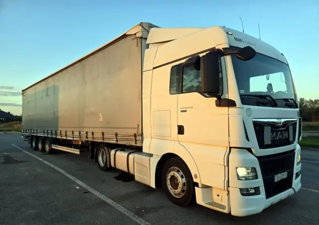 MAN TGX 18.440 + KAESSBOHRER MEGA 