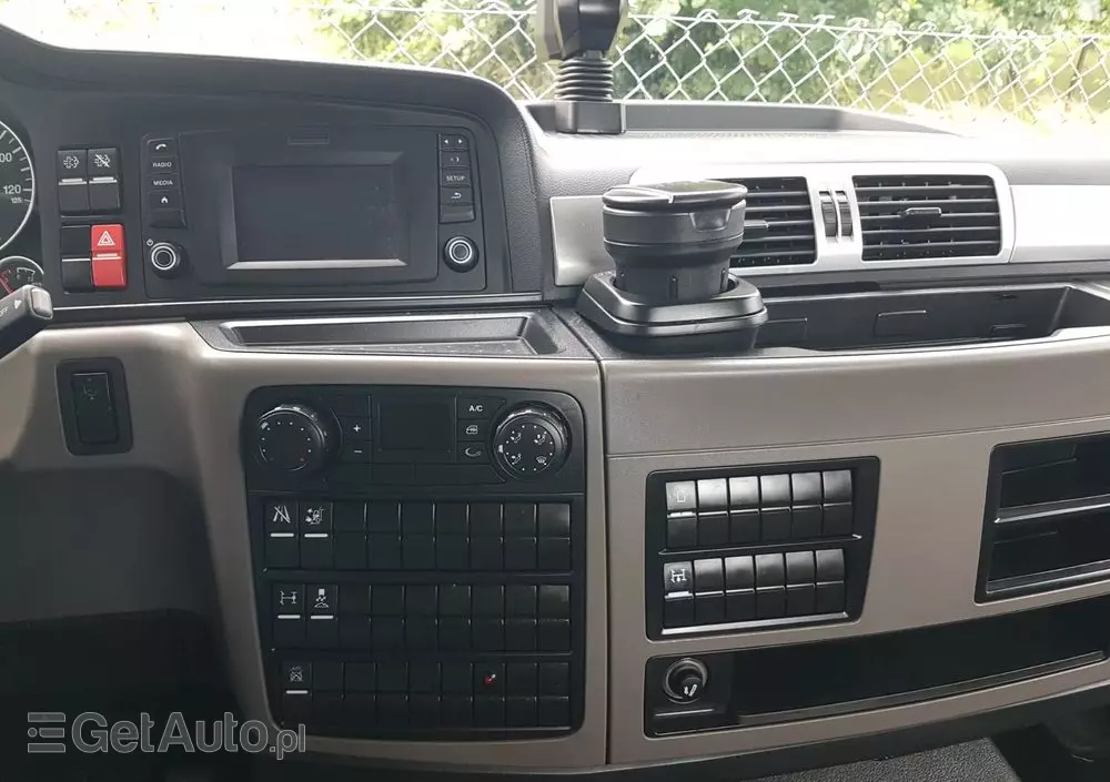 MAN TGL 12.220 HAKOWIEC SKIBICKI 4x2 KLIMA HAKOWIEC DO KONTENERÓW MANUAL 12T POD KONTENERY 