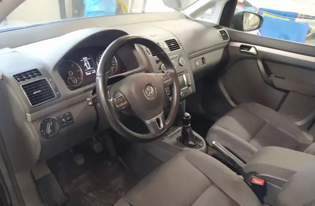 VOLKSWAGEN Touran 