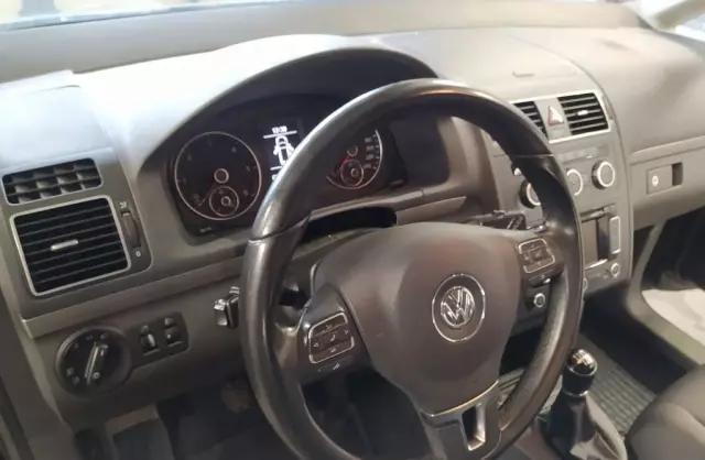VOLKSWAGEN Touran 