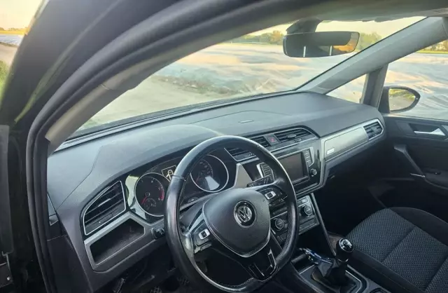 VOLKSWAGEN Touran 