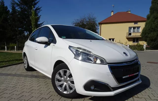 PEUGEOT 208 