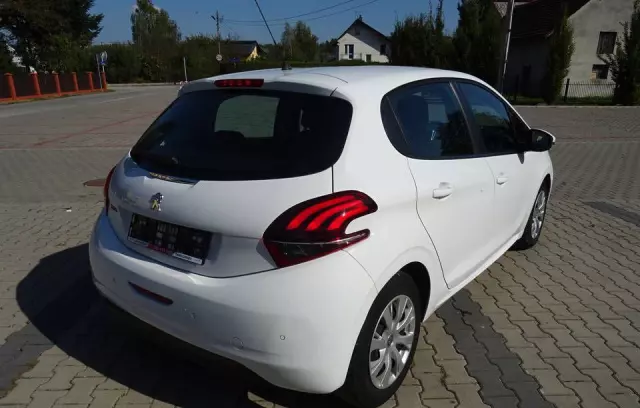 PEUGEOT 208 