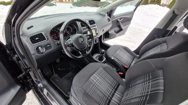VOLKSWAGEN Polo Highline