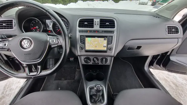VOLKSWAGEN Polo Highline