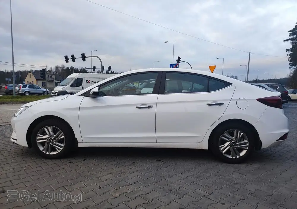 HYUNDAI Elantra 