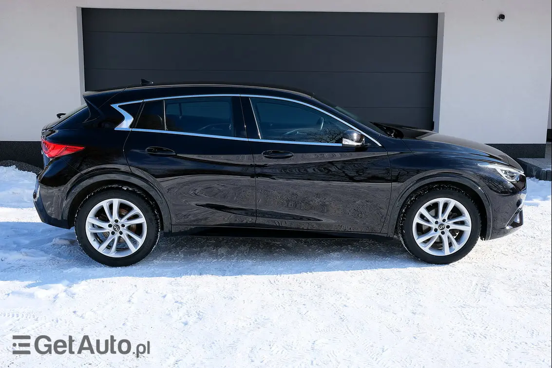 INFINITI Q30 