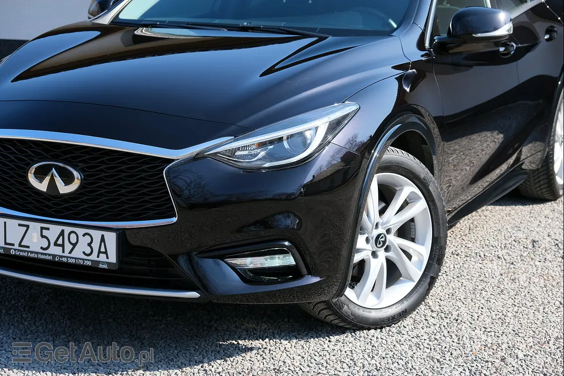 INFINITI Q30 