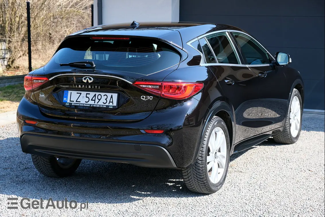 INFINITI Q30 