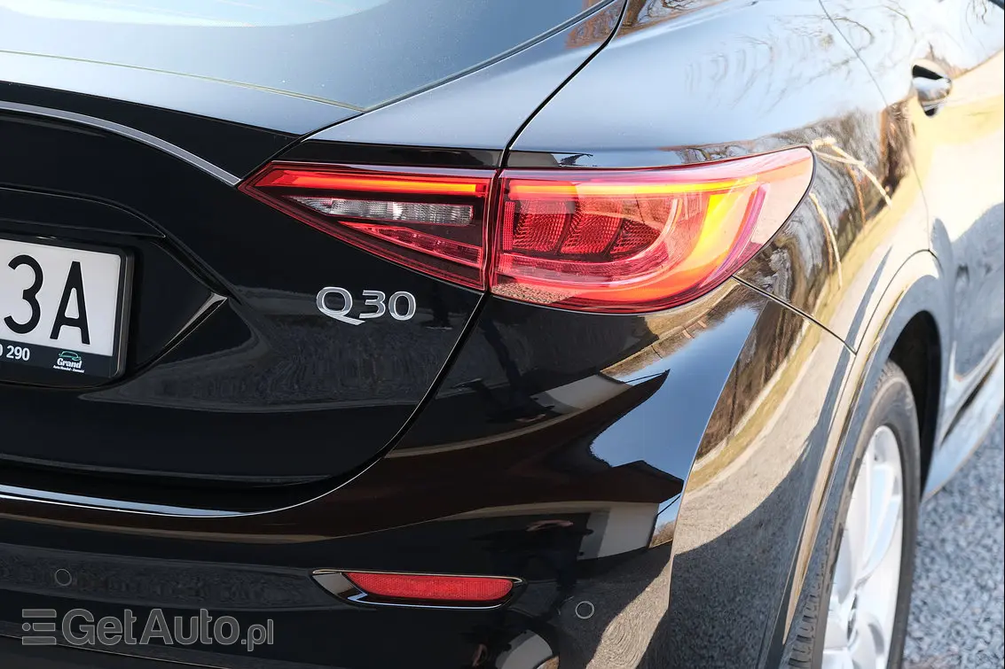 INFINITI Q30 