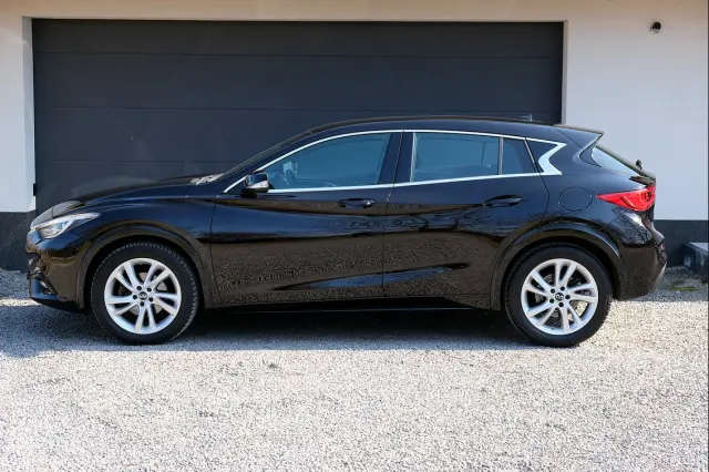 INFINITI Q30 