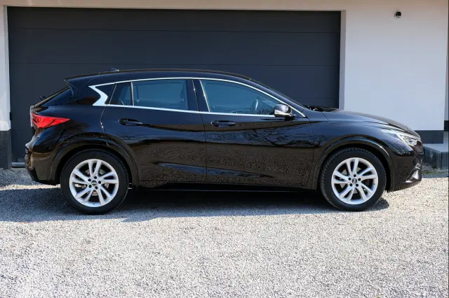 INFINITI Q30 