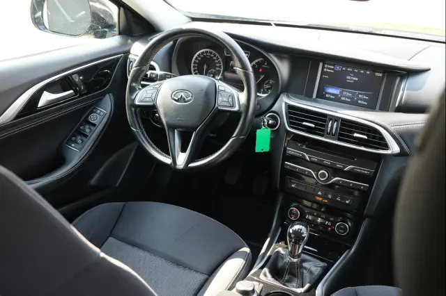 INFINITI Q30 